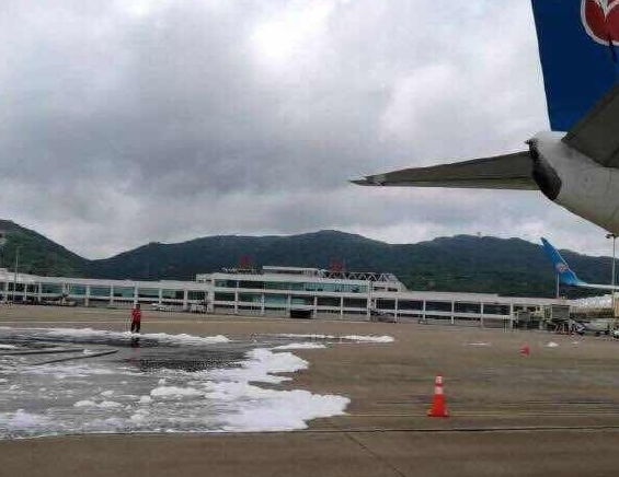 烏龍！長安航空首航飛機(jī)珠海機(jī)場(chǎng)“過水門” 消防車誤噴泡沫致飛機(jī)停飛